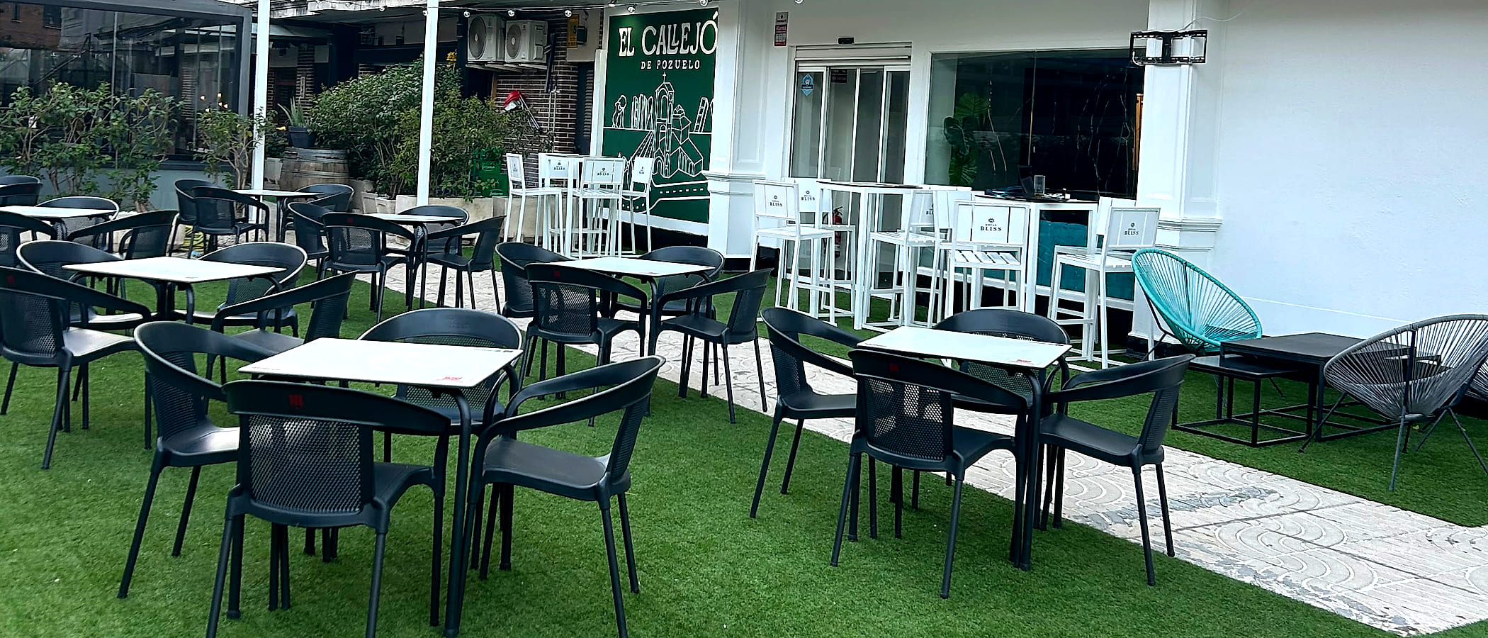 Terraza y fachada de El Callejón de Pozuelo en Calle Oslo 1