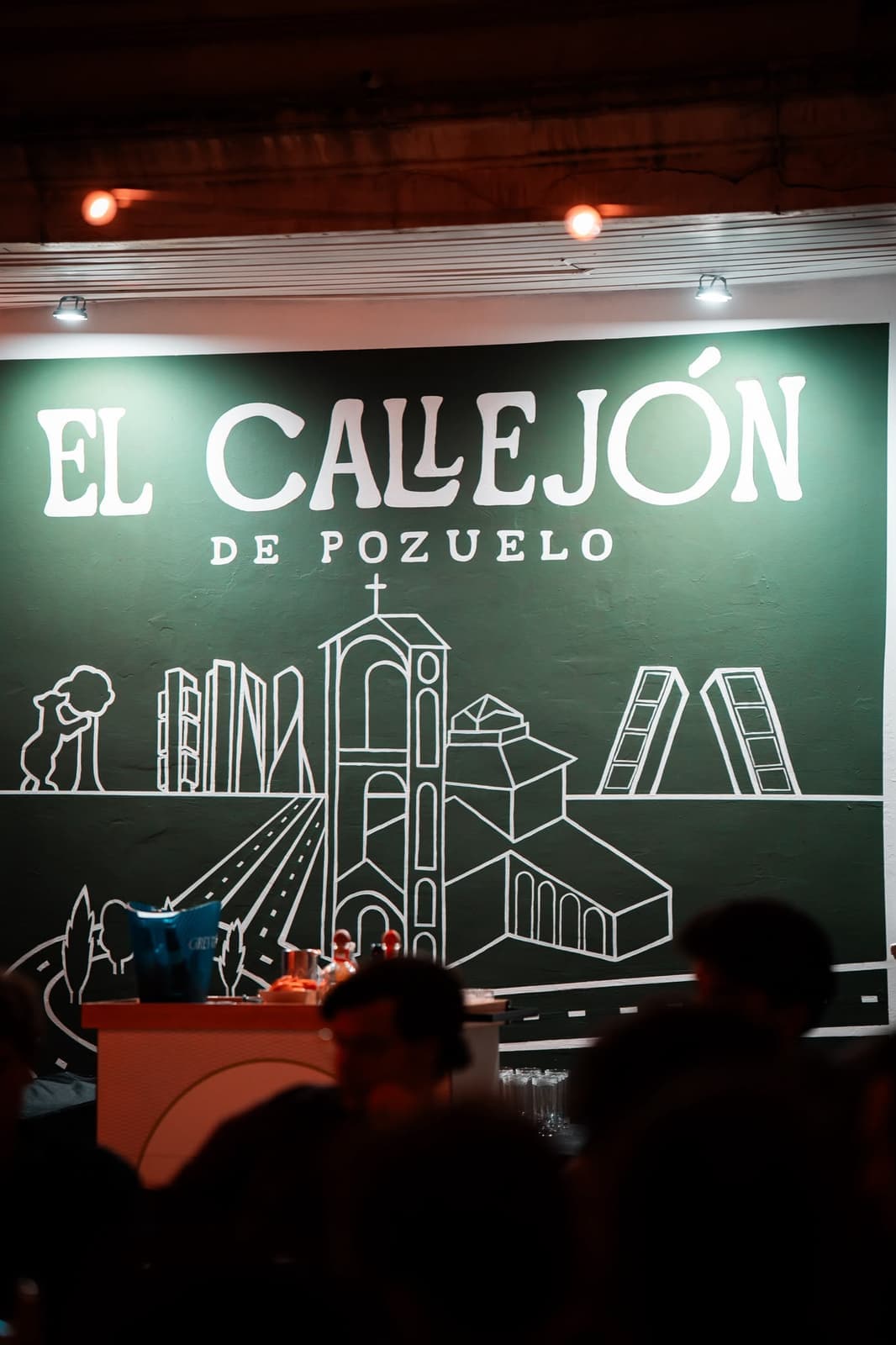 Reservado privado con pantalla y sofás para eventos en El Callejón de Pozuelo
